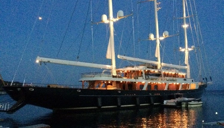 Σκάφος…μυστήριο εθεάθη στο λιμάνι της Σκιάθου! Δεν φαντάζεστε ποιοι εικάζεται ότι είναι οι επιβάτες του!